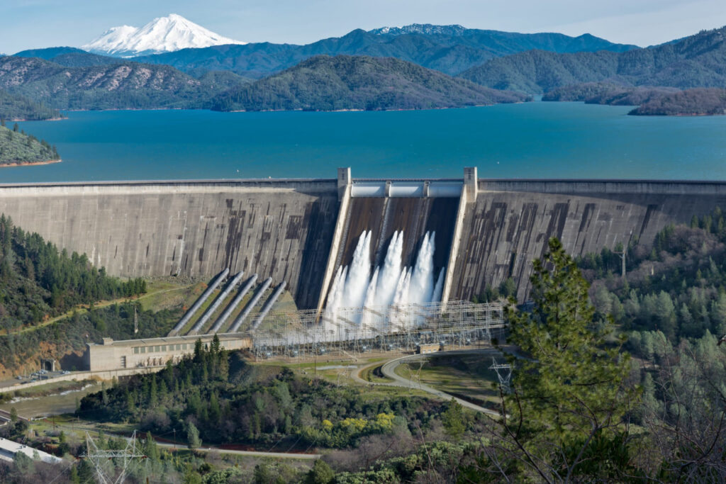 imagen-presa-shasta-rodeada-carreteras-arboles-lago