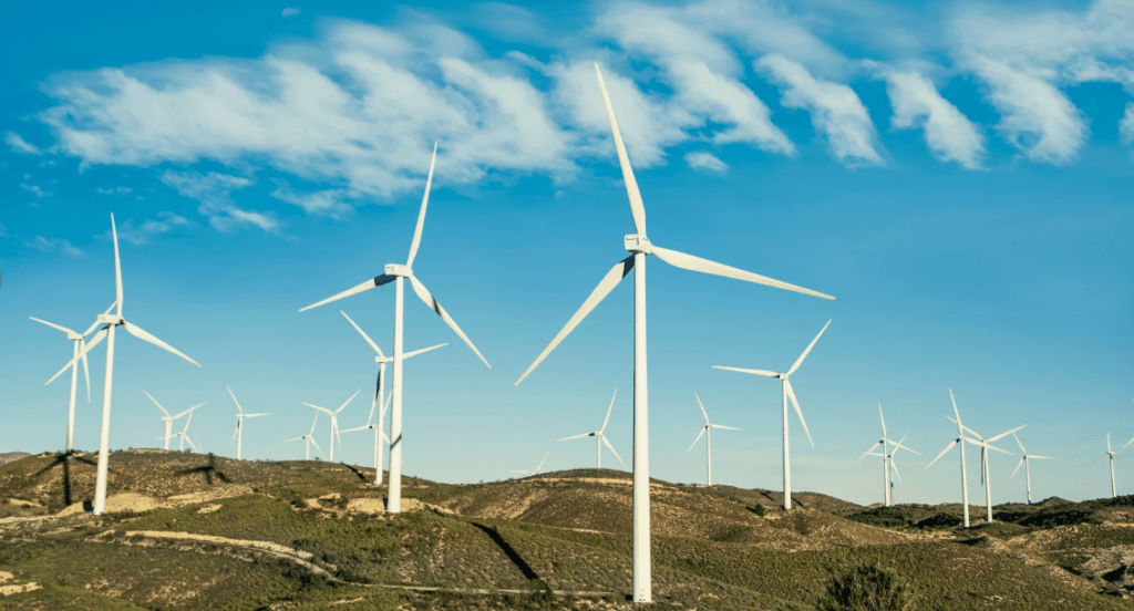 Molinos de viento energía eólica cielo azul y nubes ingnova