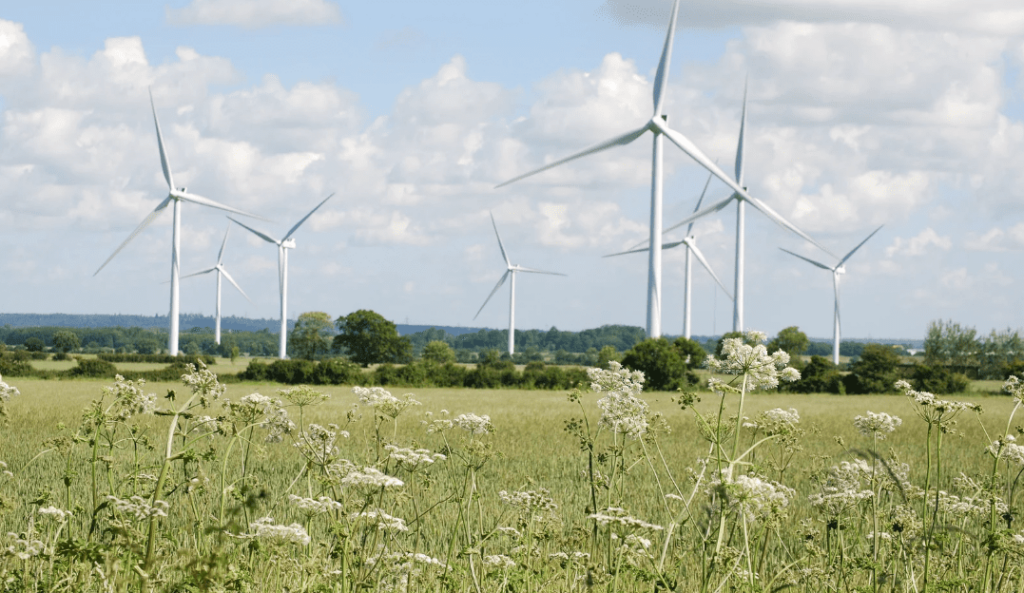 Molinos de viento energía eólica cielo azul y nubes ingnova