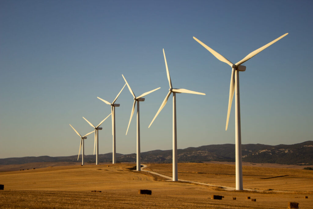 Molinos de viento grandes en terreno ingnova