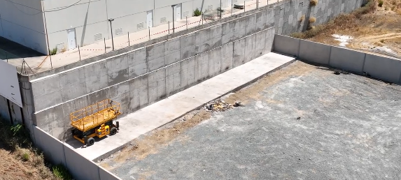 Refuerzo estructural mediante muro de gravedad de hormigón armado en Torrijos (Toledo)